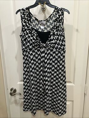 Karin Stevens Black and White Knot-Front Dress